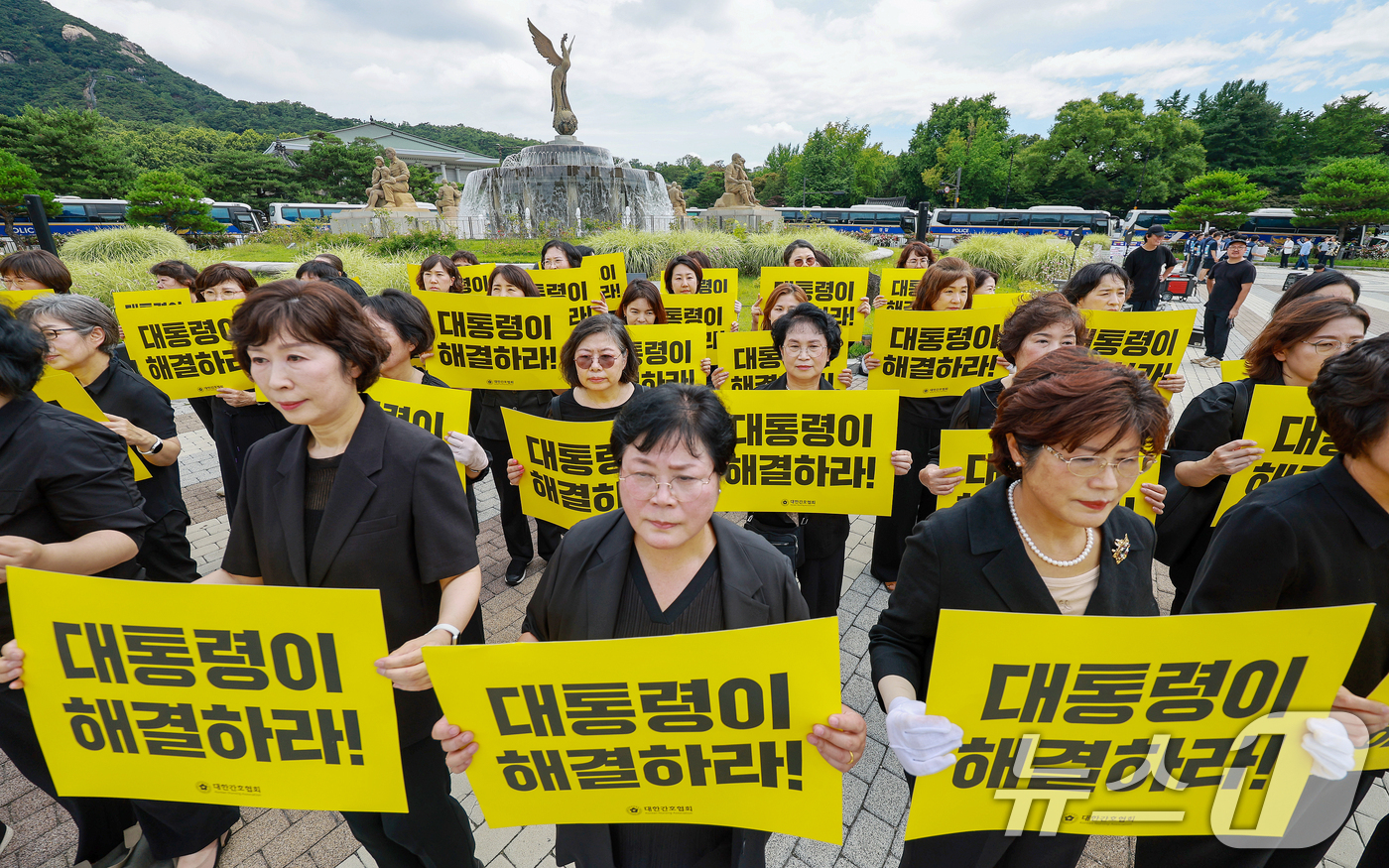 (서울=뉴스1) 이호윤 기자 = 대한간호협회 회원들이 7일 서울 종로구 청와대 분수대 앞에서 열린 대통령 면담 요구 기자회견을 갖고 있다. 2026.7.7/뉴스1
