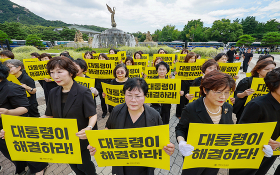 청와대 분수대 앞에서 대통령 면담 요구하는 대한간호협회