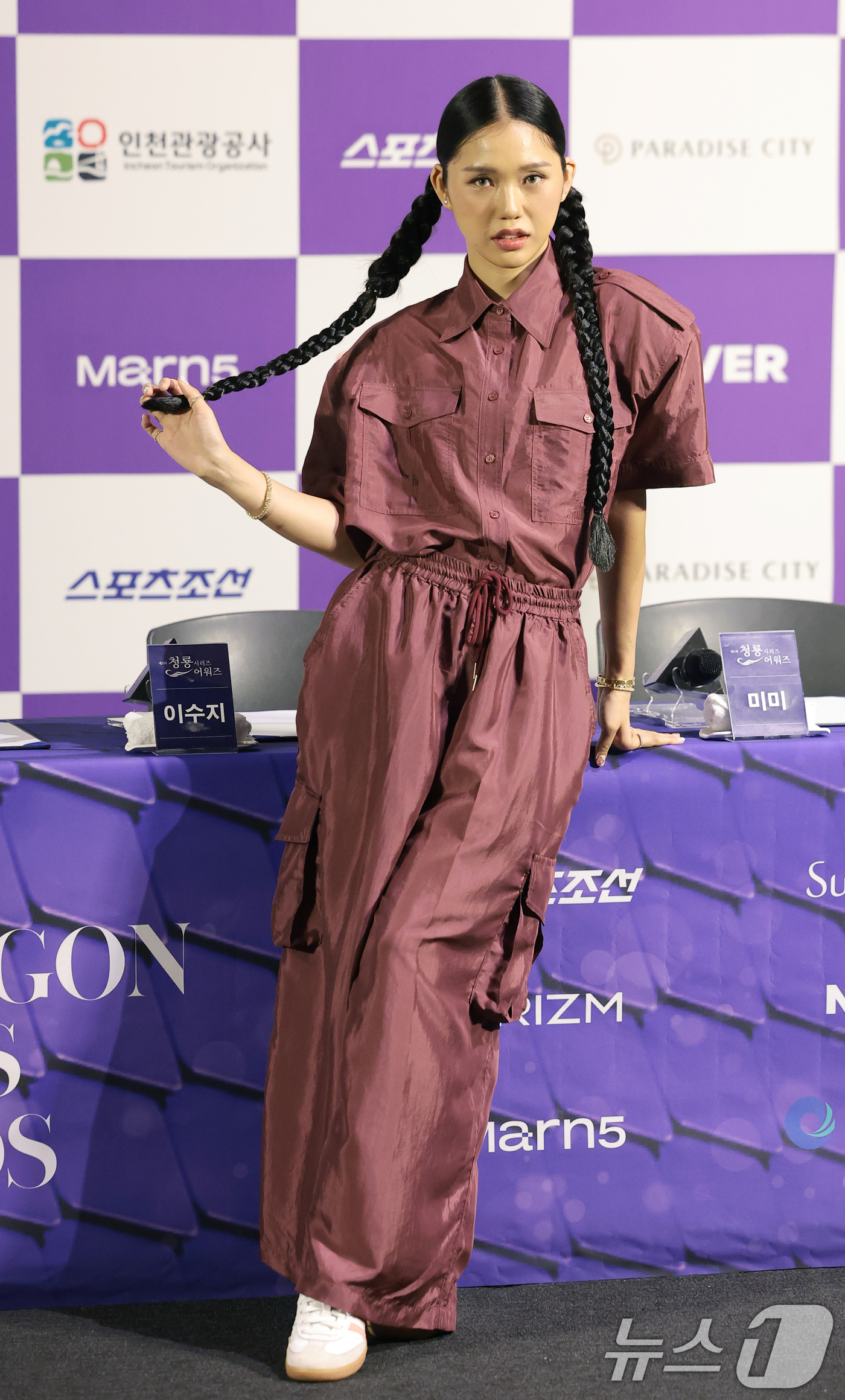 (서울=뉴스1) 권현진 기자 = 오마이걸 미미가 7일 서울 용산구 CGV용산아이파크몰에서 열린 제5회 청룡시리즈어워즈 핸드프린팅 행사에서 포즈를 취하고 있다. 2026.7.7/뉴스 …