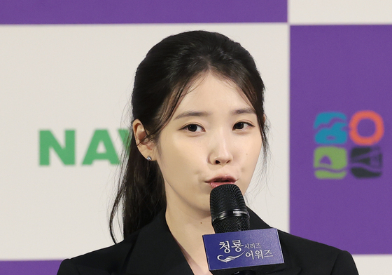 취재진 질문에 답하는 아이유