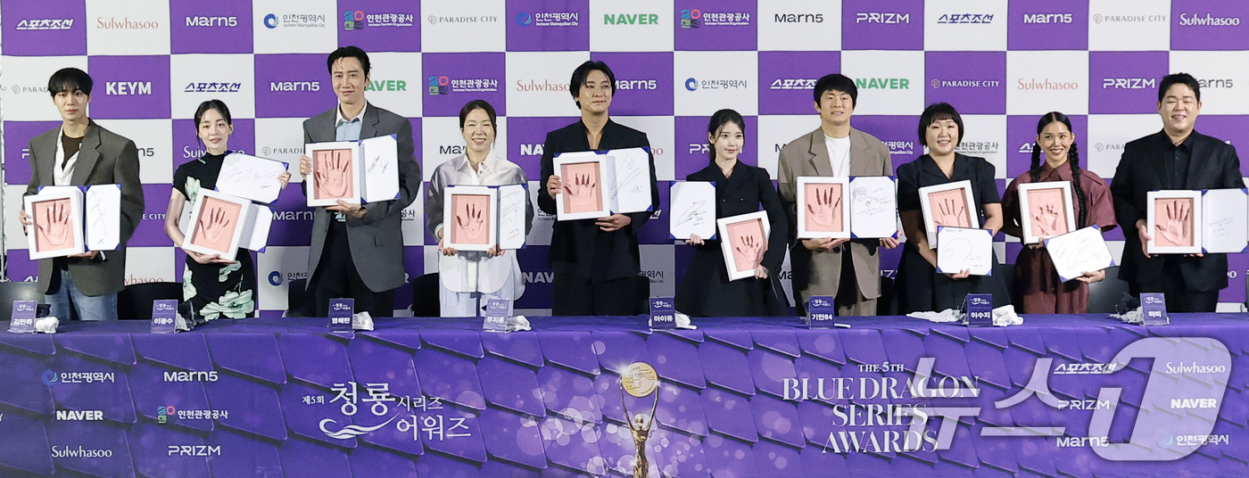 (서울=뉴스1) 권현진 기자 = 배우 추영우(왼쪽부터)와 김민하, 이광수, 염혜란, 주지훈, 아이유, 기안84, 이수지, 미미, 문상훈이 7일 서울 용산구 CGV용산아이파크몰에서 …