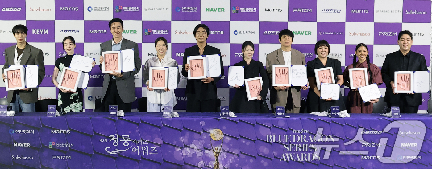 (서울=뉴스1) 권현진 기자 = 배우 추영우(왼쪽부터)와 김민하, 이광수, 염혜란, 주지훈, 아이유, 기안84, 이수지, 미미, 문상훈이 7일 서울 용산구 CGV용산아이파크몰에서 …