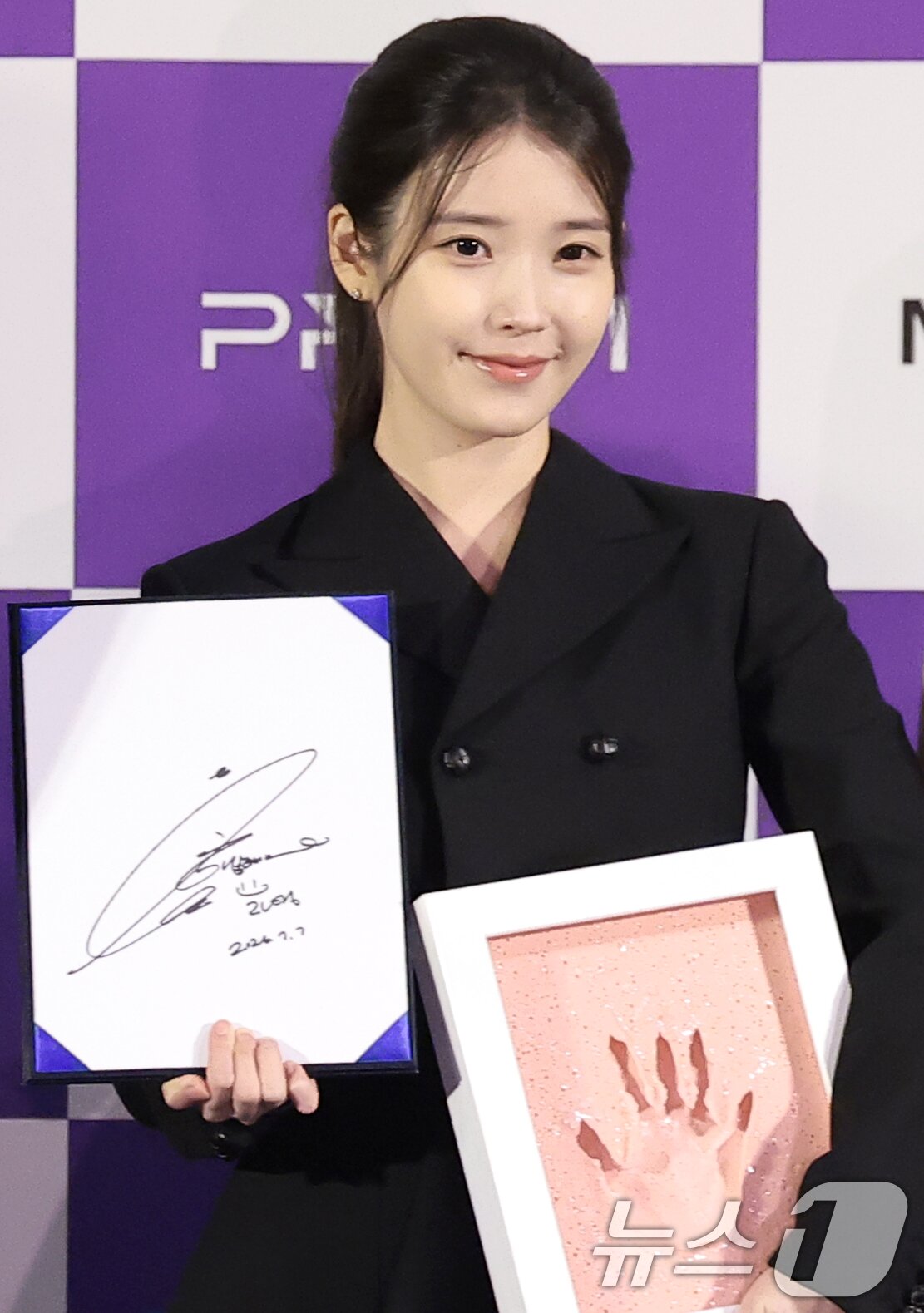 포즈 취하는 아이유