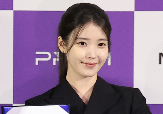 포즈 취하는 아이유