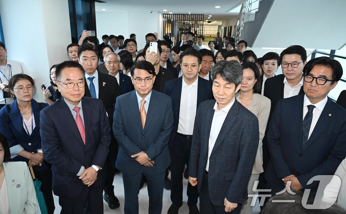 본문 이미지 - 윤상현 위원장을 비롯한 전국동시지방선거 투표용지 부족사태 등 국민참정권 침해 진상규명 및 선거관리 개혁을 위한 국정조사특별위원회 위원들이 7일 경기 과천시 중앙선거관리위원회를 방문해 전산실 현장조사에 나서고 있다. (공동취재) 2026.7.7 ⓒ 뉴스1 신웅수 기자