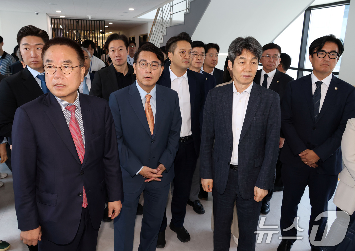(과천=뉴스1) 신웅수 기자 = 윤상현 위원장을 비롯한 전국동시지방선거 투표용지 부족사태 등 국민참정권 침해 진상규명 및 선거관리 개혁을 위한 국정조사특별위원회 위원들이 7일 경기 …