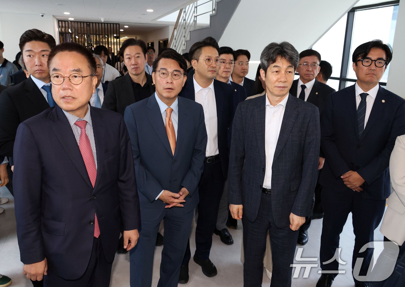 본문 이미지 - 윤상현 위원장을 비롯한 전국동시지방선거 투표용지 부족사태 등 국민참정권 침해 진상규명 및 선거관리 개혁을 위한 국정조사특별위원회 위원들이 7일 경기 과천시 중앙선거관리위원회를 방문해 전산실 현장조사에 나서고 있다. (공동취재) 2026.7.7 ⓒ 뉴스1 신웅수 기자