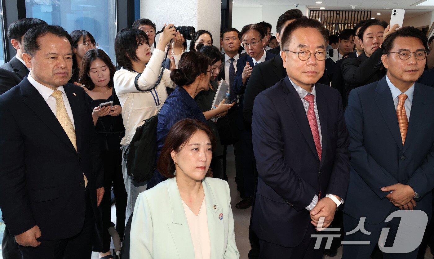 본문 이미지 - 윤상현 위원장을 비롯한 전국동시지방선거 투표용지 부족사태 등 국민참정권 침해 진상규명 및 선거관리 개혁을 위한 국정조사특별위원회 위원들이 7일 경기 과천시 중앙선거관리위원회를 방문해 위철환 중앙선거관리위원장 직무대행과 함께 전산실 현장조사에 나서고 있다. (공동취재) 2026.7.7 ⓒ 뉴스1 신웅수 기자