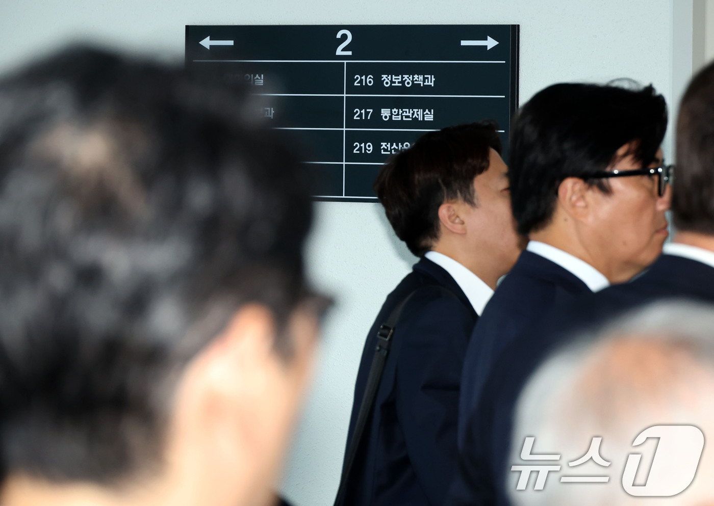 (과천=뉴스1) 신웅수 기자 = 윤상현 위원장을 비롯한 전국동시지방선거 투표용지 부족사태 등 국민참정권 침해 진상규명 및 선거관리 개혁을 위한 국정조사특별위원회 위원들이 7일 경기 …