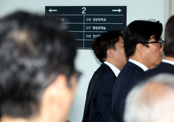 중앙선관위 전산실 향하는 국조특위