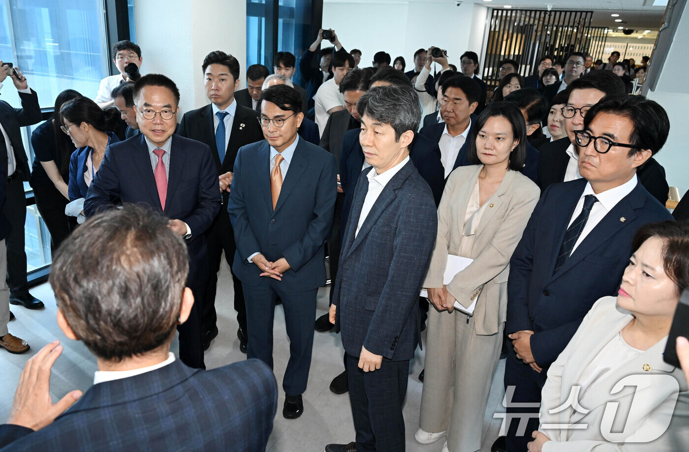 (과천=뉴스1) 신웅수 기자 = 윤상현 위원장을 비롯한 전국동시지방선거 투표용지 부족사태 등 국민참정권 침해 진상규명 및 선거관리 개혁을 위한 국정조사특별위원회 위원들이 7일 경기 …