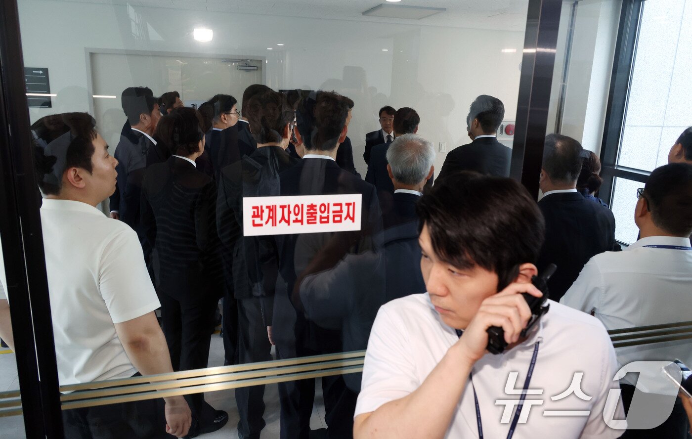 본문 이미지 - 윤상현 위원장을 비롯한 전국동시지방선거 투표용지 부족사태 등 국민참정권 침해 진상규명 및 선거관리 개혁을 위한 국정조사특별위원회 위원들이 7일 경기 과천시 중앙선거관리위원회를 방문해 전산실 현장조사에 나서고 있다. (공동취재) 2026.7.7 ⓒ 뉴스1 신웅수 기자