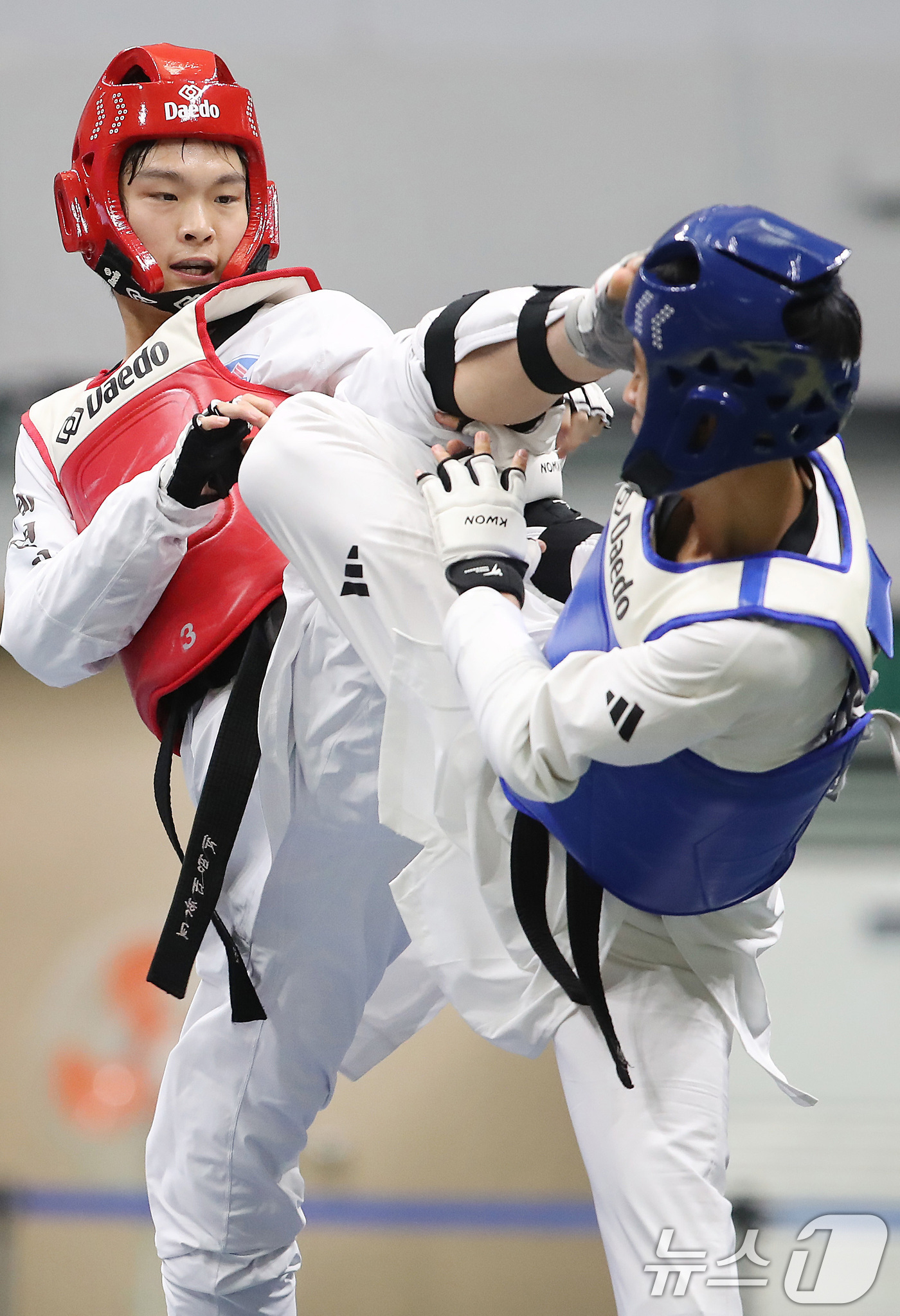 (대구=뉴스1) 공정식 기자 = 7일 대구 달서구 계명대 성서캠퍼스에서 열린 '대구 2026 세계대학태권도페스티벌' 겨루기 종목에 출전한 선수들이 접전을 펼치고 있다. 2026.7 …