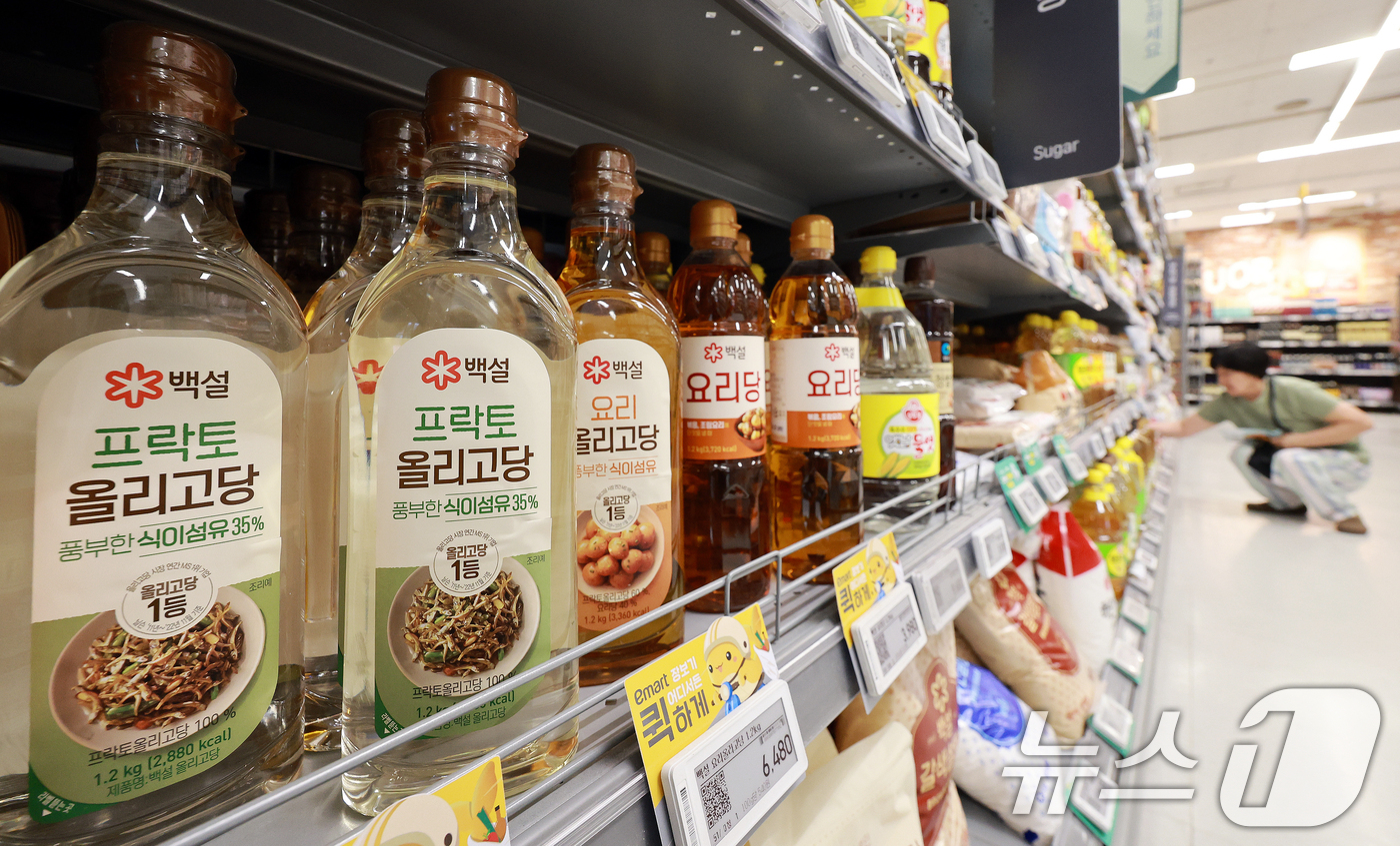 (서울=뉴스1) 이호윤 기자 = 전분·전분당 제조사들이 가격 담합으로 역대 최대 규모인 7476억원의 과징금 제재를 받은 7일 서울 시내 한 대형마트에 전분당 제품들이 진열돼 있다 …