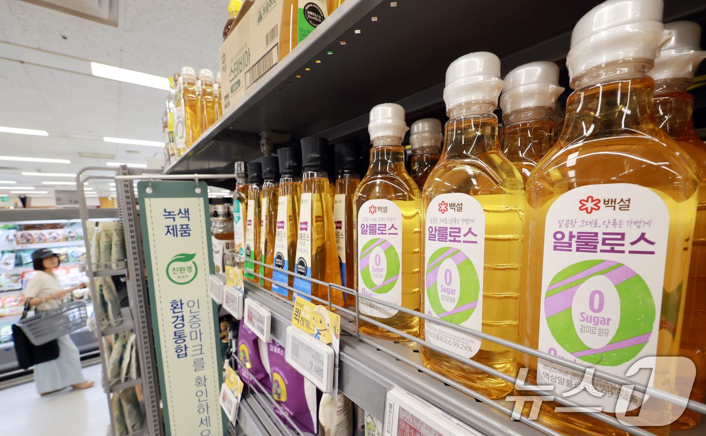 (서울=뉴스1) 이호윤 기자 = 전분·전분당 제조사들이 가격 담합으로 역대 최대 규모인 7476억원의 과징금 제재를 받은 7일 서울 시내 한 대형마트에 전분당 제품들이 진열돼 있다 …
