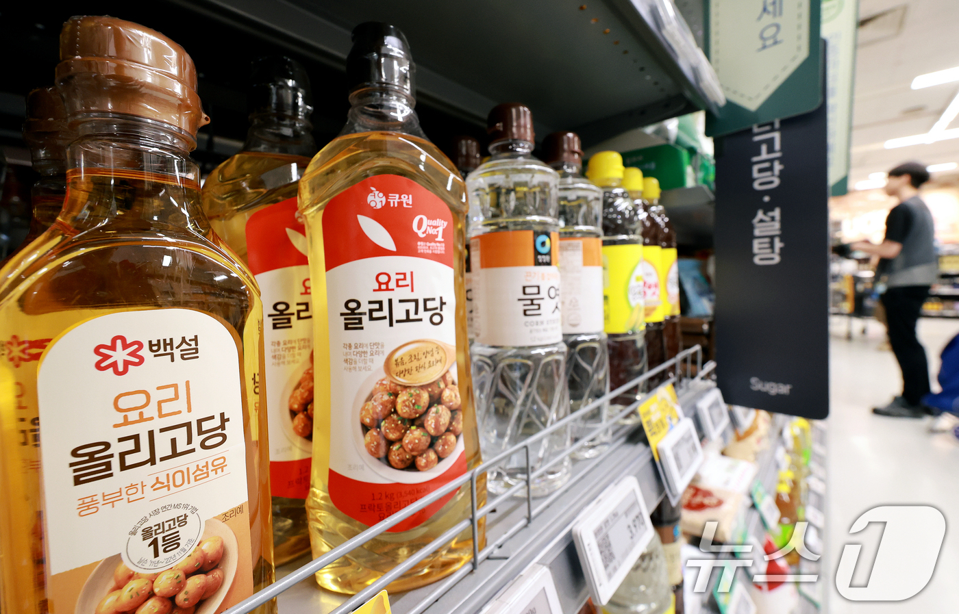 (서울=뉴스1) 이호윤 기자 = 전분·전분당 제조사들이 가격 담합으로 역대 최대 규모인 7476억원의 과징금 제재를 받은 7일 서울 시내 한 대형마트에 전분당 제품들이 진열돼 있다 …
