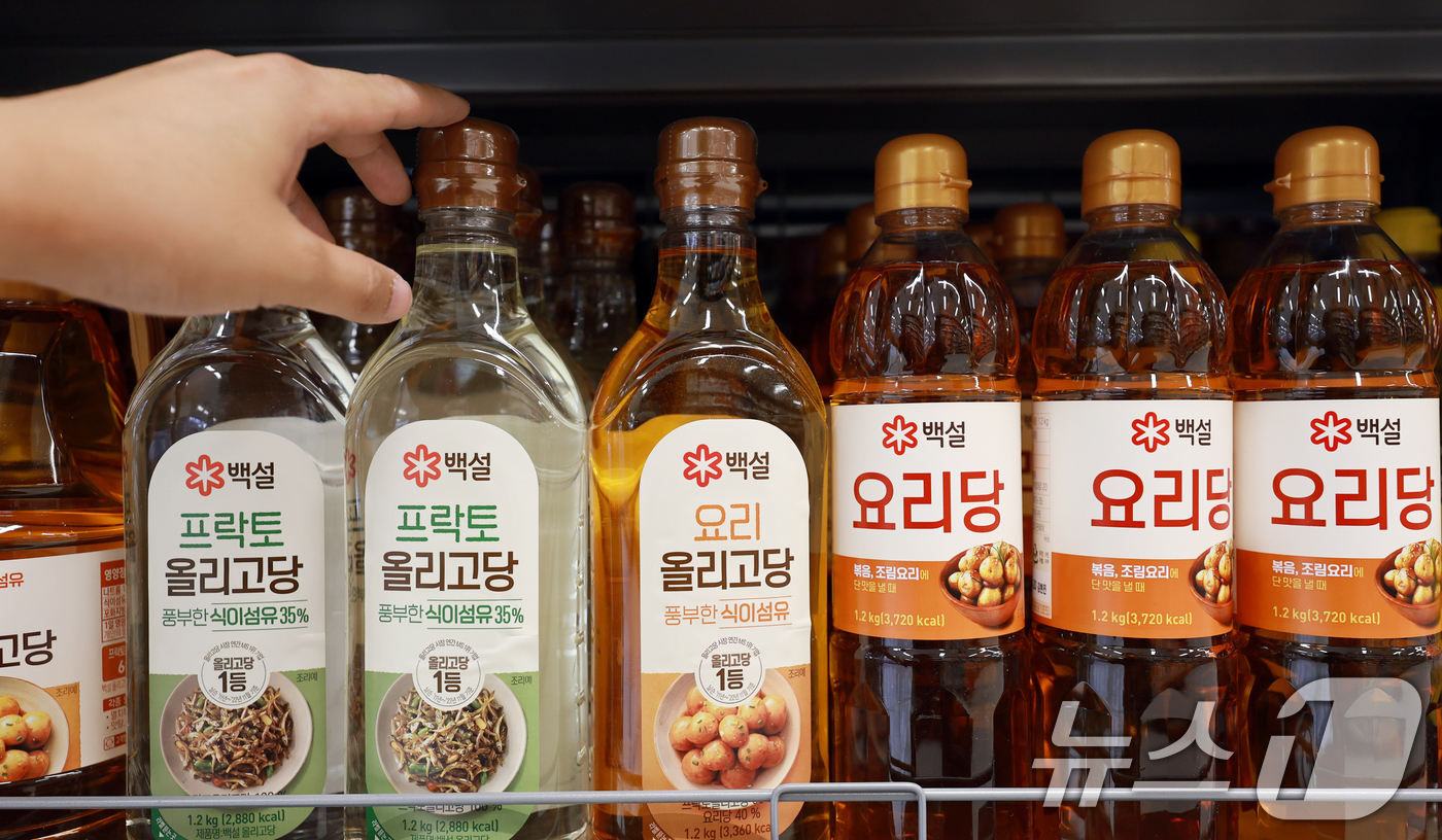 (서울=뉴스1) 이호윤 기자 = 전분·전분당 제조사들이 가격 담합으로 역대 최대 규모인 7476억원의 과징금 제재를 받은 7일 서울 시내 한 대형마트에 전분당 제품들이 진열돼 있다 …