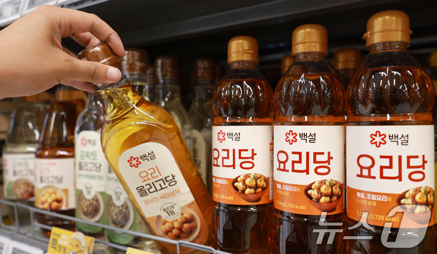 (서울=뉴스1) 이호윤 기자 = 전분·전분당 제조사들이 가격 담합으로 역대 최대 규모인 7476억원의 과징금 제재를 받은 7일 서울 시내 한 대형마트에 전분당 제품들이 진열돼 있다 …