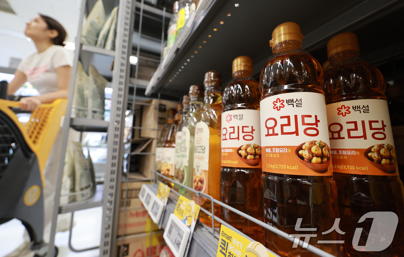 (서울=뉴스1) 이호윤 기자 = 전분·전분당 제조사들이 가격 담합으로 역대 최대 규모인 7476억원의 과징금 제재를 받은 7일 서울 시내 한 대형마트에 전분당 제품들이 진열돼 있다 …