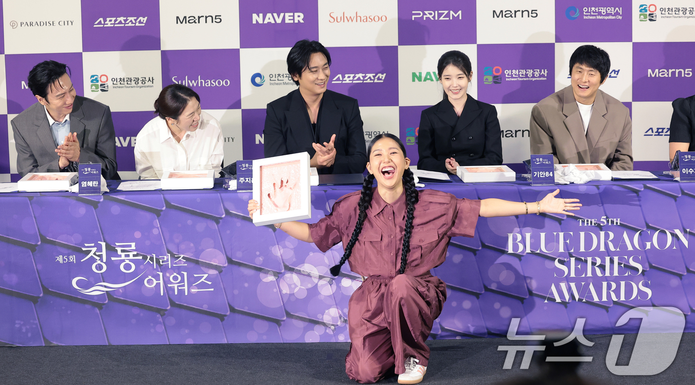 (서울=뉴스1) 권현진 기자 = 오마이걸 미미가 7일 서울 용산구 CGV용산아이파크몰에서 열린 제5회 청룡시리즈어워즈 핸드프린팅 행사에서 포즈를 취하고 있다. 2026.7.7/뉴스 …