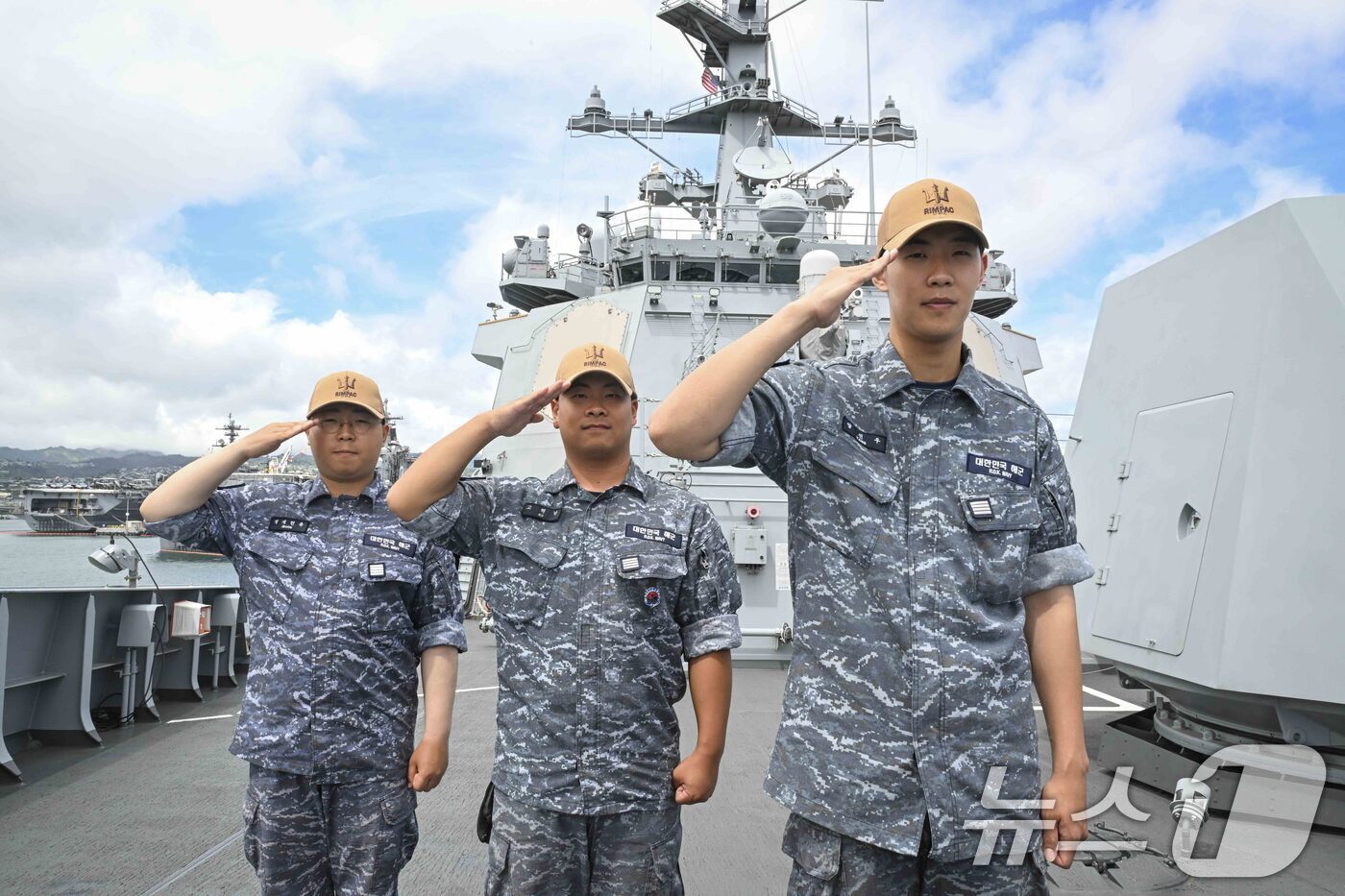 본문 이미지 - '2026 환태평양훈련(RIMPAC)' 참가를 위해 자발적으로 전역을 연기한 해군의 정재현유(왼쪽부터), 고혁남, 양선우 병장. (해군 제공. 재판매 및 DB금지) 2026.7.7 ⓒ 뉴스1