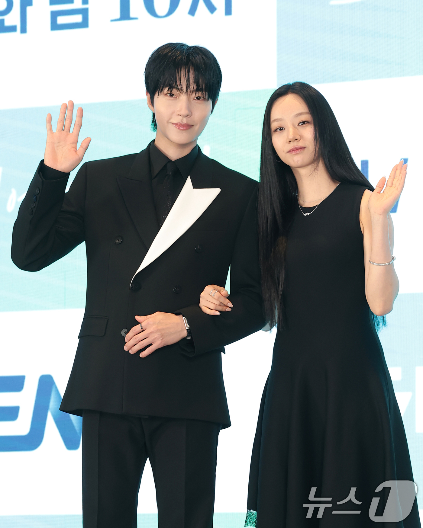 (서울=뉴스1) 권현진 기자 = 배우 황인엽과 혜리(오른쪽)가 7일 서울 구로구 신도림 더 세인트에서 열린 ENA 새 드라마 '그대에게 드림‘ 제작발표회에서 포즈를 취하고 있다.’ …