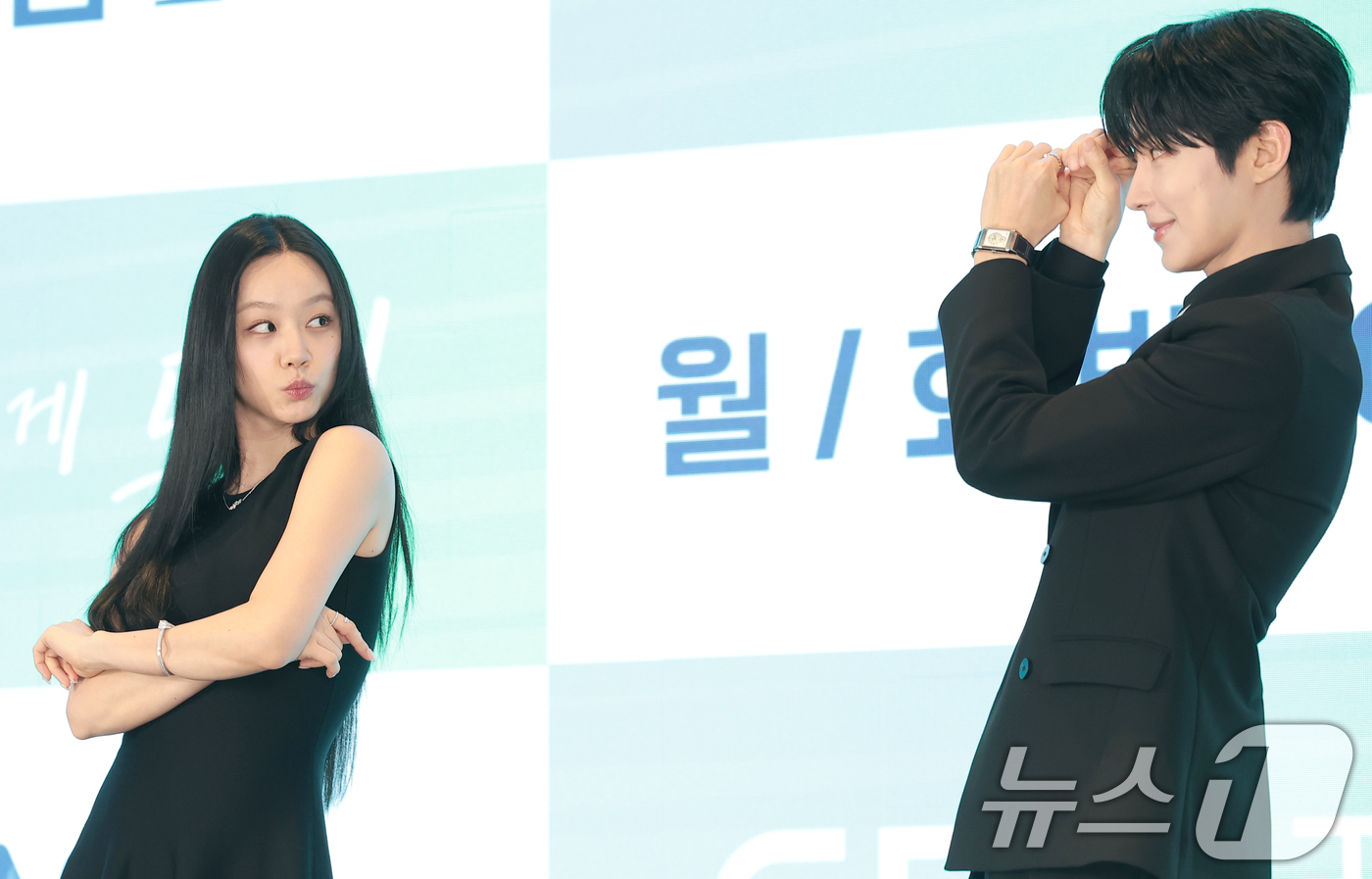 (서울=뉴스1) 권현진 기자 = 배우 이혜리와 황인엽(오른쪽)이 7일 서울 구로구 신도림 더 세인트에서 열린 ENA 새 드라마 '그대에게 드림‘ 제작발표회에서 포즈를 취하고 있다. …