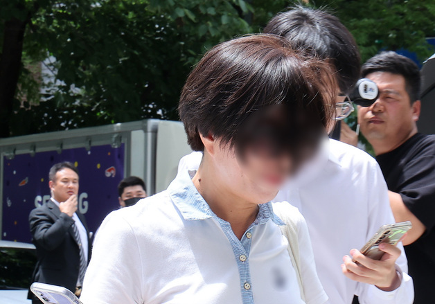 '혐중·부정선거 현수막' 단체 대표, 영장실질심사 출석