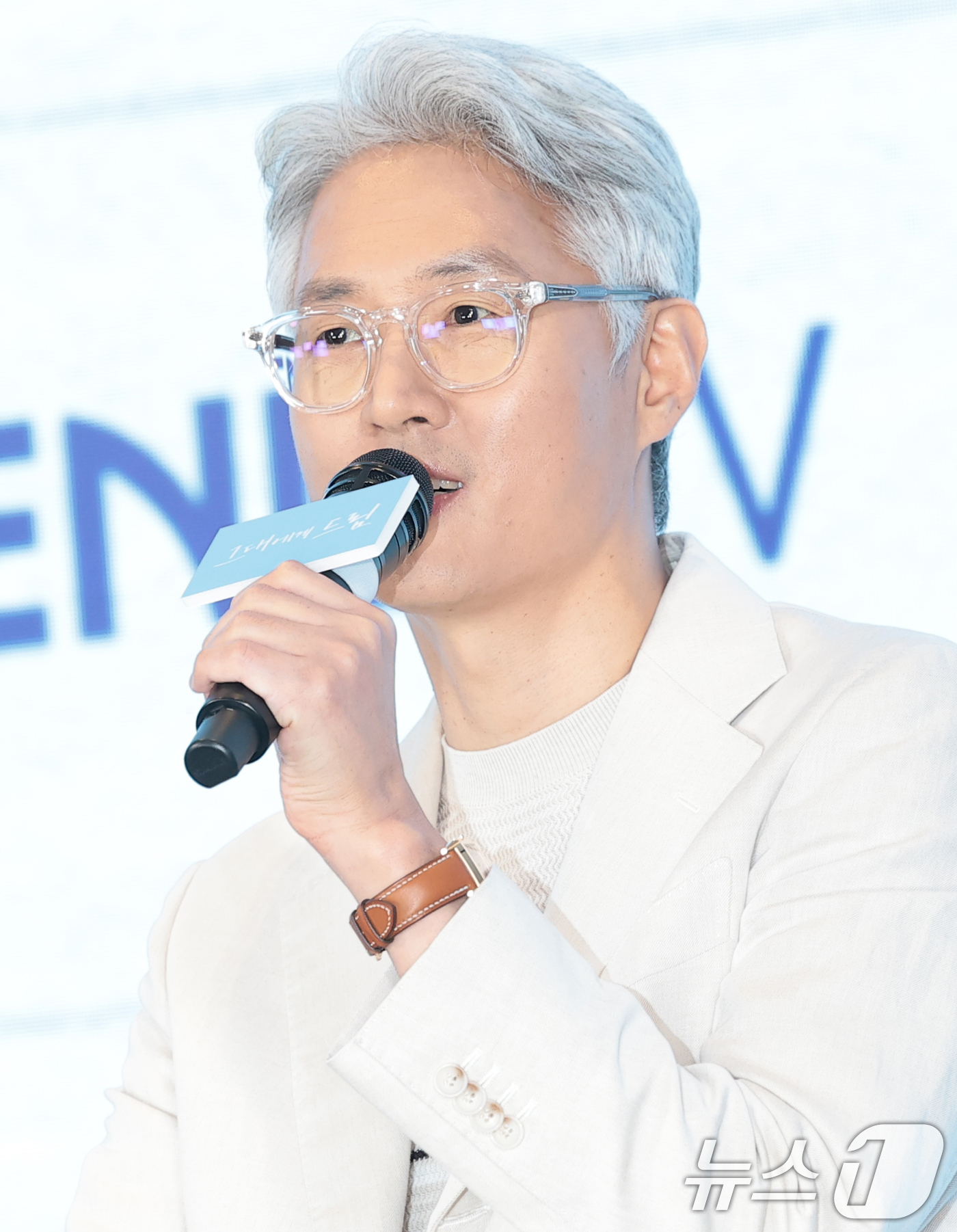 (서울=뉴스1) 권현진 기자 = 유선동 감독이 7일 서울 구로구 신도림 더 세인트에서 열린 ENA 새 드라마 '그대에게 드림‘ 제작발표회에서 인사말을 하고 있다.’그대에게 드림‘은 …