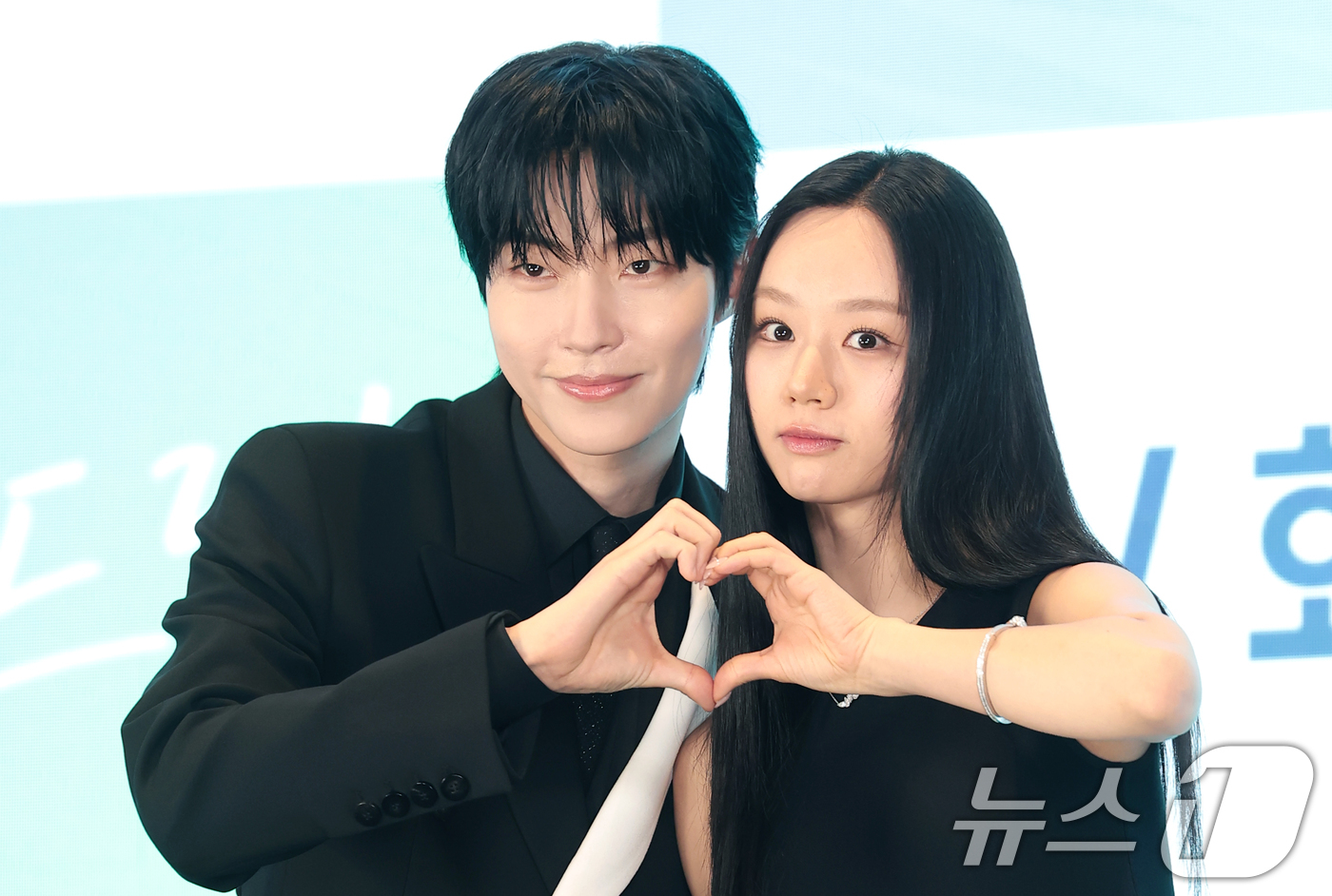 (서울=뉴스1) 권현진 기자 = 배우 황인엽과 이혜리(오른쪽)가 7일 서울 구로구 신도림 더 세인트에서 열린 ENA 새 드라마 '그대에게 드림‘ 제작발표회에서 포즈를 취하고 있다. …