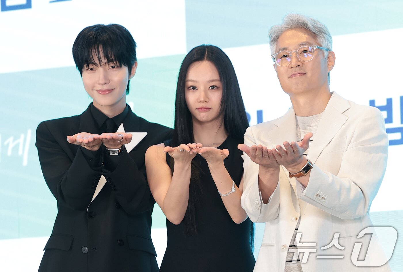 본문 이미지 - 배우 황인엽(왼쪽부터)과 이혜리, 유선동 감독이 7일 서울 구로구 신도림 더 세인트에서 열린 ENA 새 드라마 '그대에게 드림‘ 제작발표회에서 포즈를 취하고 있다. ’그대에게 드림‘은 꿈을 이루고 돌아온 천재 영화감독 우수빈(황인엽 분)과 꿈을 잊은 채 사는 생계형 리포터 주이재(이혜리 분)의 재회 후일담을 그린 로맨틱 코미디다. 2026.7.7 ⓒ 뉴스1 권현진 기자