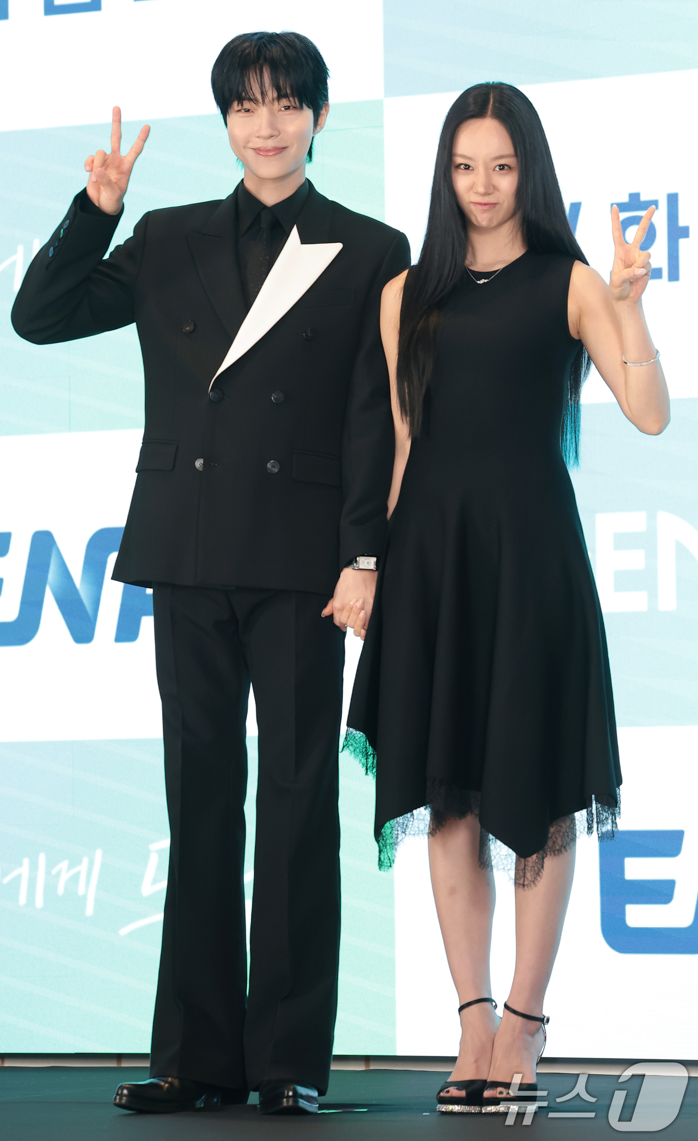 (서울=뉴스1) 권현진 기자 = 배우 황인엽(왼쪽)과 이혜리가 7일 서울 구로구 신도림 더 세인트에서 열린 ENA 새 드라마 '그대에게 드림‘ 제작발표회에서 포즈를 취하고 있다.’ …