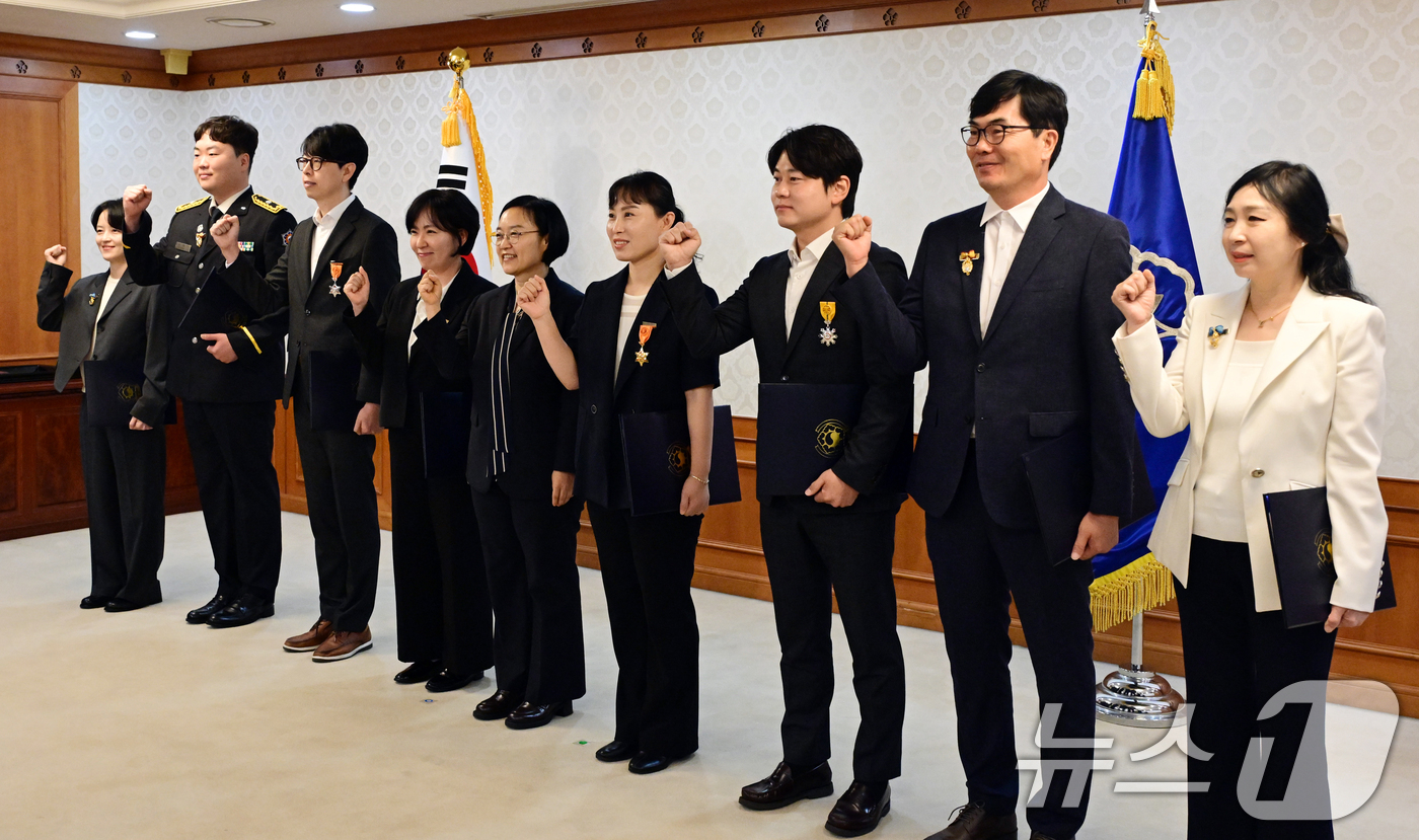 (서울=뉴스1) 김명섭 기자 = 한성숙 국무총리가 7일 오후 서울 종로구 정부서울청사에서 열린 적극행정 유공 포상 수여식에 참석해 유공자들과 기념촬영을 하고 있다. 2026.7.7 …