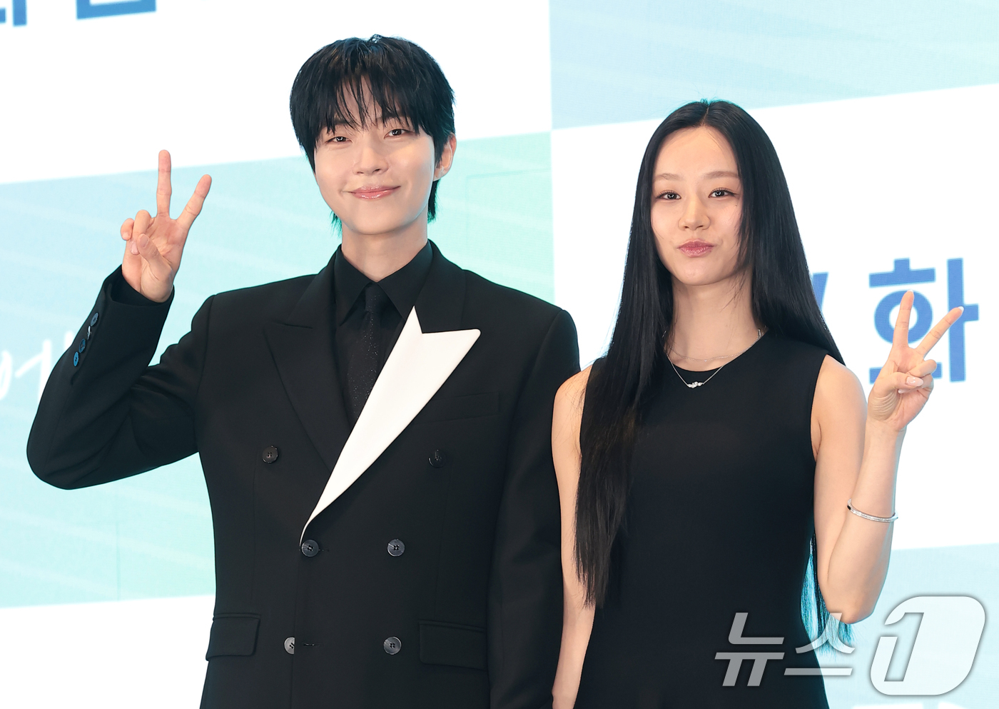 (서울=뉴스1) 권현진 기자 = 배우 황인엽(왼쪽)과 이혜리가 7일 서울 구로구 신도림 더 세인트에서 열린 ENA 새 드라마 '그대에게 드림‘ 제작발표회에서 포즈를 취하고 있다.’ …