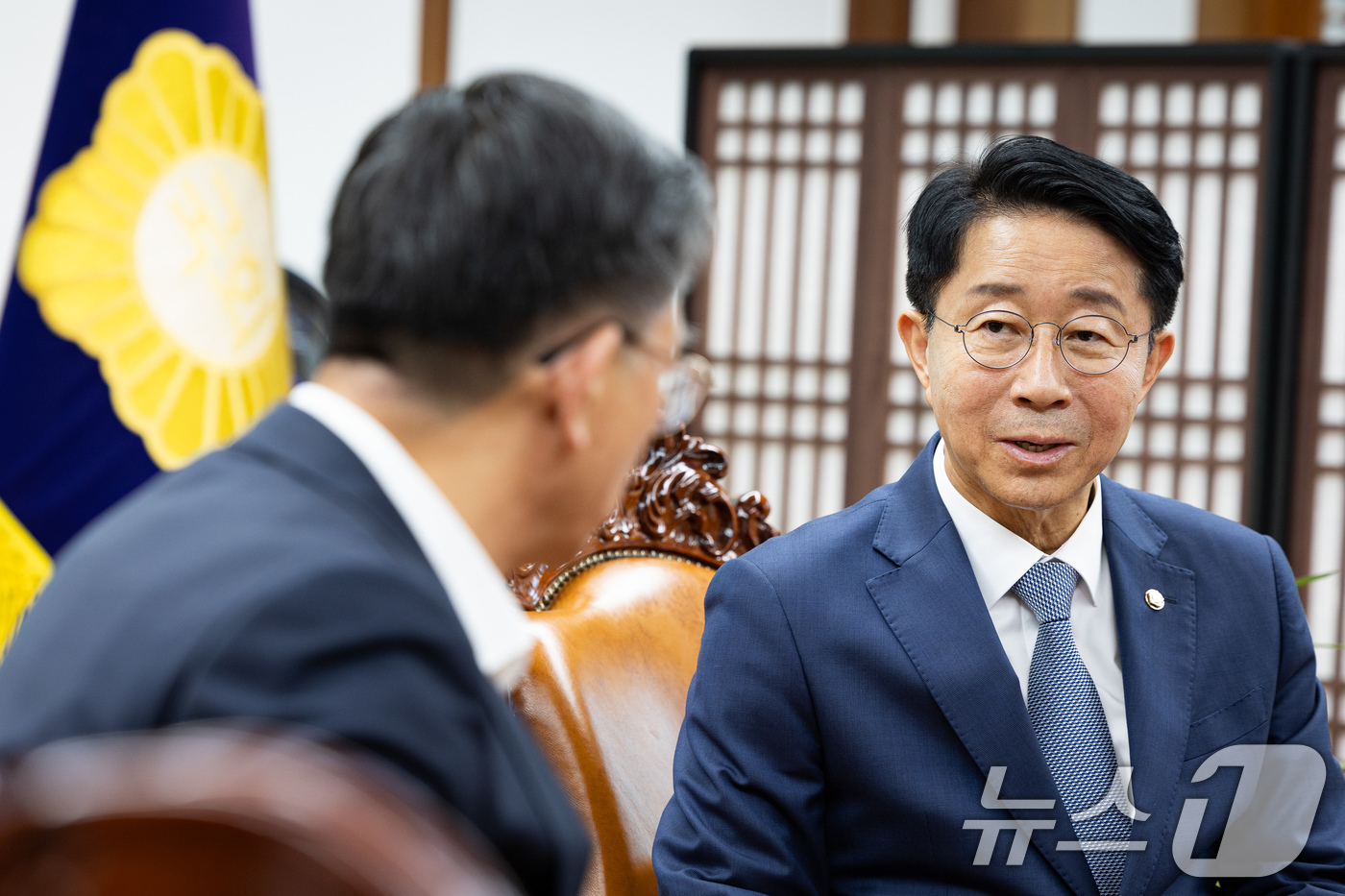 (서울=뉴스1) 유승관 기자 = 조정식 국회의장이 7일 서울 여의도 국회에서 정성호 법무부 장관을 접견하고 있다. 2026.7.7/뉴스1