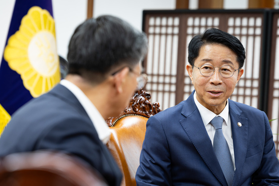 정성호 법무부 장관 접견하는 조정식 국회의장