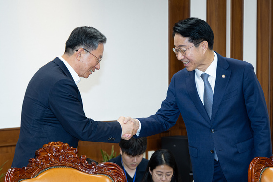 국회 찾은 정성호 법무부 장관과 인사하는 조정식 의장
