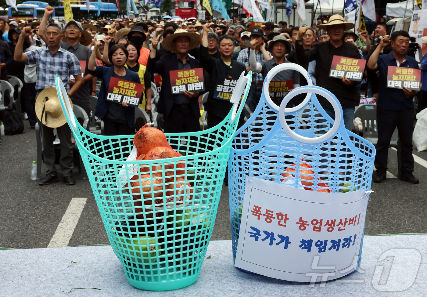 (서울=뉴스1) 김진환 기자 = 7일 서울 광화문 동화면세점 앞에서 열린 '농자재값 폭등! 농산물 가격 폭락! 근본대책 촉구! 7.7 전국농민대회'에서 참가자들이 구호를 외치고 있 …