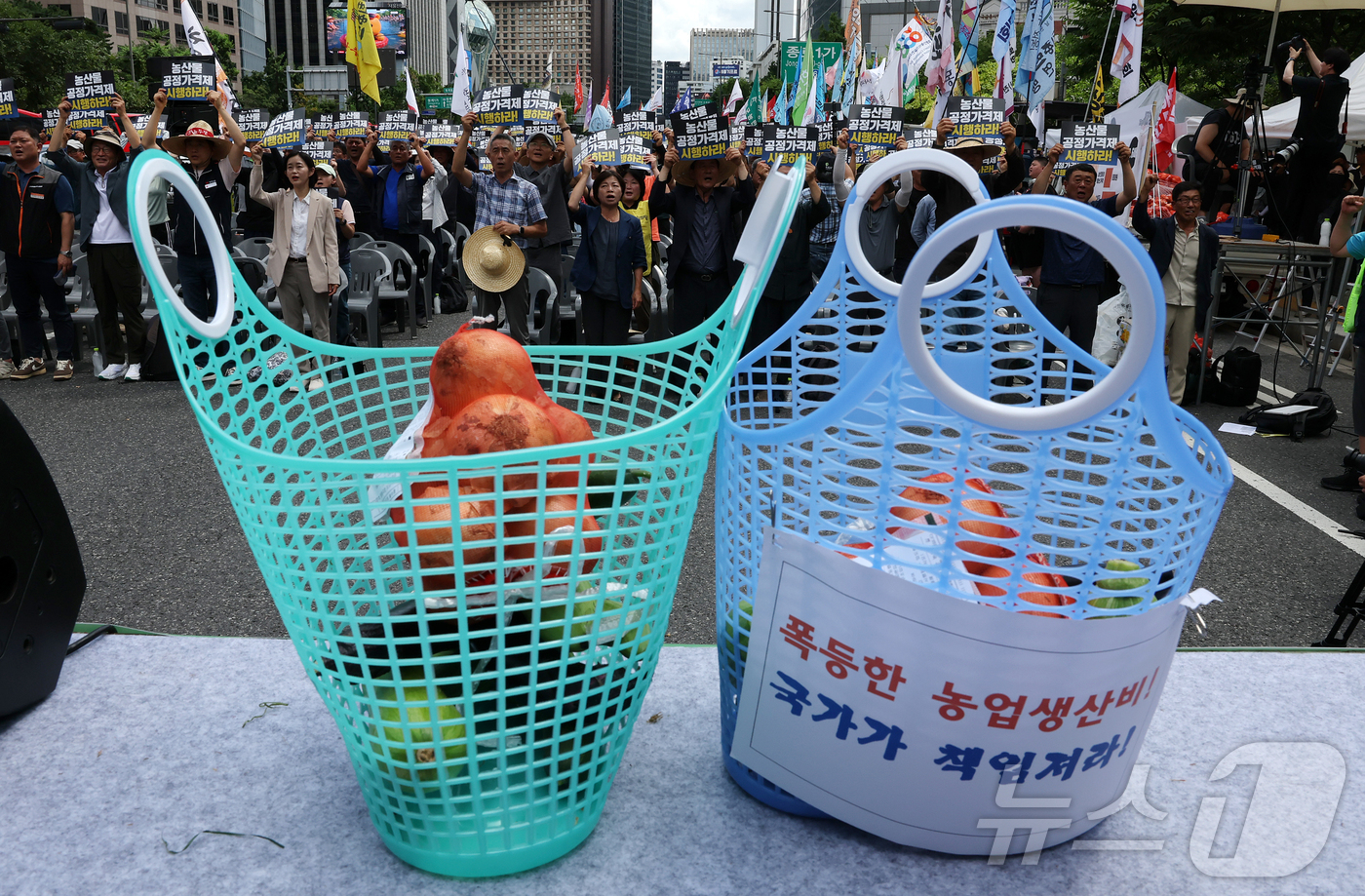 (서울=뉴스1) 김진환 기자 = 7일 서울 광화문 동화면세점 앞에서 열린 '농자재값 폭등! 농산물 가격 폭락! 근본대책 촉구! 7.7 전국농민대회'에서 참가자들이 구호를 외치고 있 …