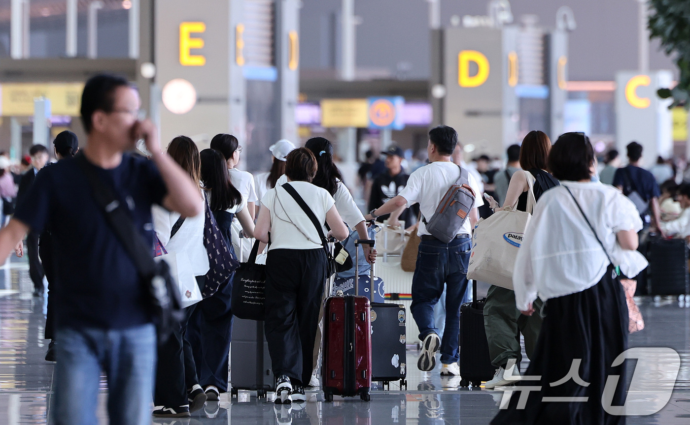 (인천공항=뉴스1) 박지혜 기자 = 7일 오후 인천국제공항 제2여객터미널이 여객들로 북적이고 있다.2001년 개항한 인천국제공항은 개항 25년 3개월 만에 누적여객 10억 명을 달 …