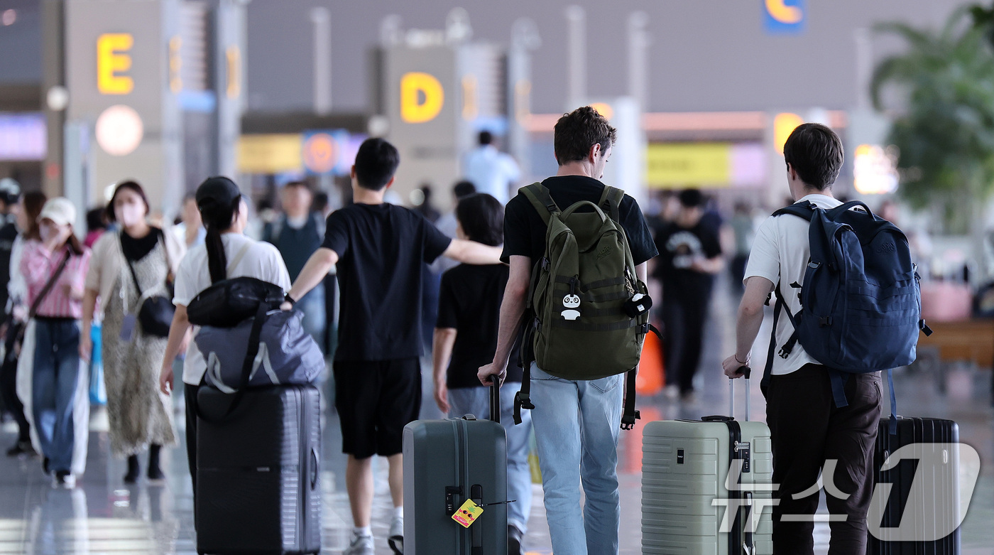 (인천공항=뉴스1) 박지혜 기자 = 7일 오후 인천국제공항 제2여객터미널이 여객들로 북적이고 있다.2001년 개항한 인천국제공항은 개항 25년 3개월 만에 누적여객 10억 명을 달 …