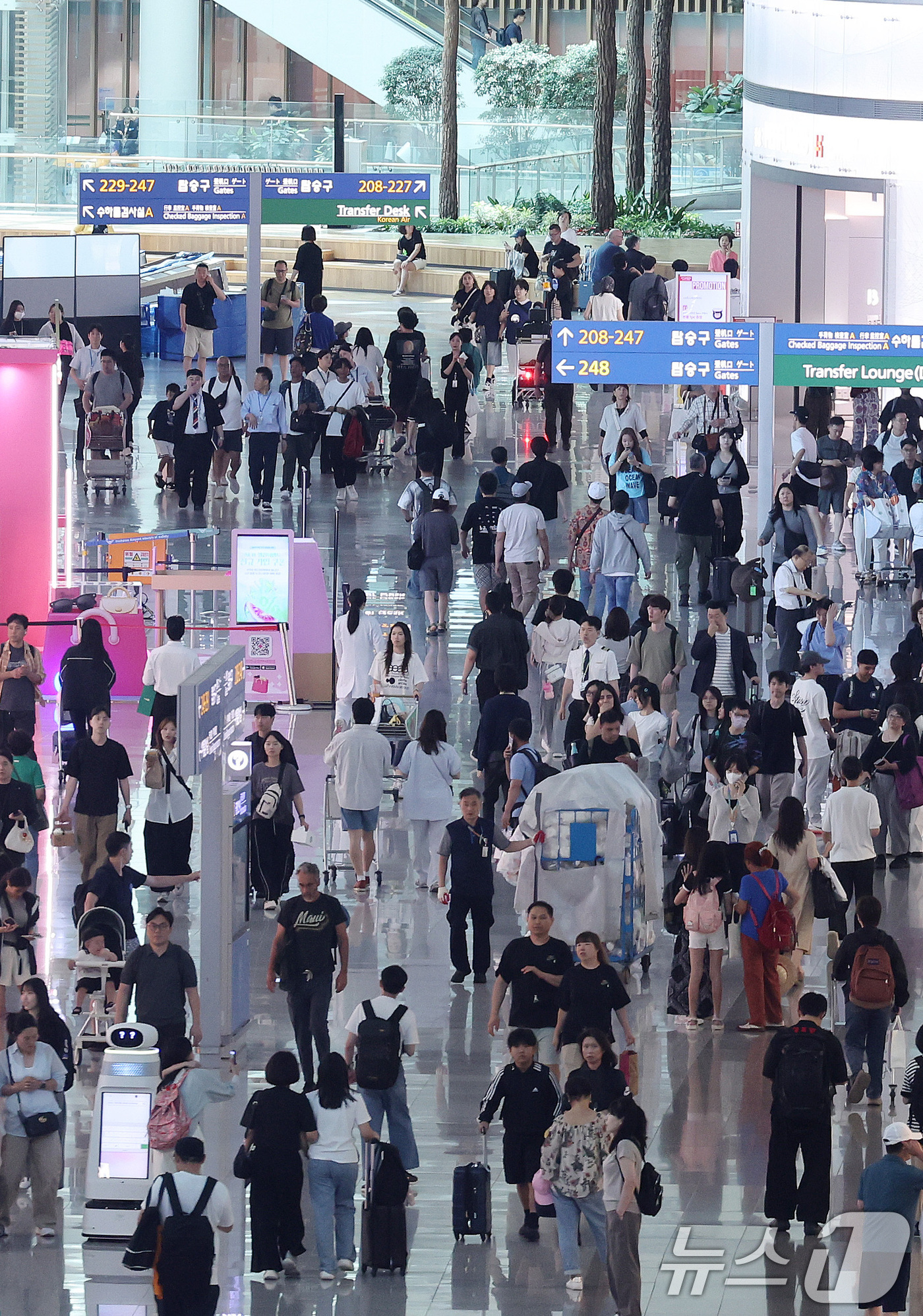 (인천공항=뉴스1) 박지혜 기자 = 7일 오후 인천국제공항 제2여객터미널 면세구역이 여객들로 북적이고 있다. 2001년 개항한 인천국제공항은 개항 25년 3개월 만에 누적여객 10 …