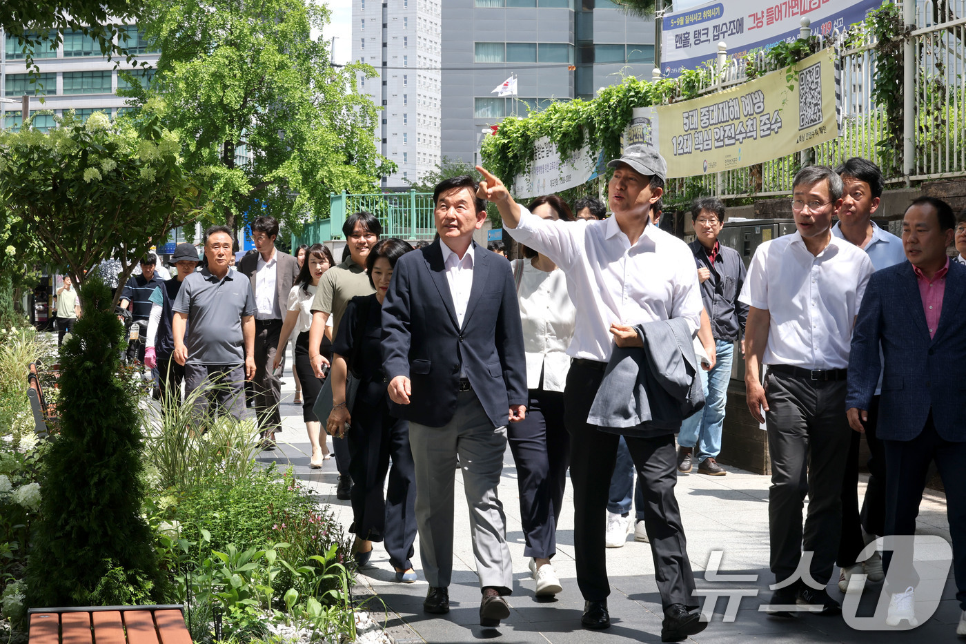 (서울=뉴스1) 이광호 기자 = 오세훈 서울시장이 7일 오후 서울 구로구 디지털로 일대에 조성된 가로숲 정원과 공유정원 대상지를 찾아 현장 점검을 하고 있다.   2026.7.7/ …