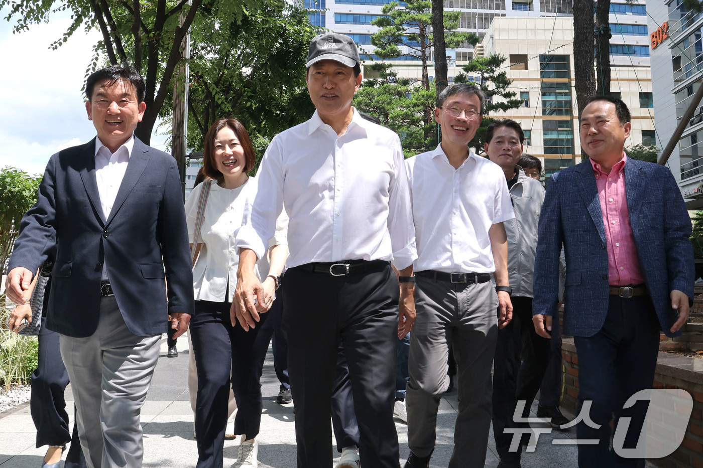 (서울=뉴스1) 이광호 기자 = 오세훈 서울시장이 7일 오후 서울 구로구 디지털로 일대에 조성된 가로숲 정원과 공유정원 대상지를 찾아 현장 점검을 하고 있다.   2026.7.7/ …