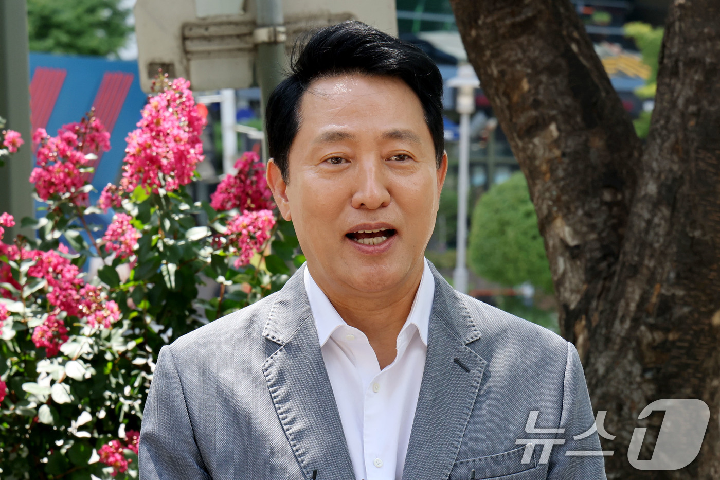 (서울=뉴스1) 이광호 기자 = 오세훈 서울시장이 7일 오후 서울 구로구 디지털로 일대에 조성된 가로숲 정원과 공유정원 대상지를 찾아 현장 점검을 마친뒤 발언하고 있다.   202 …