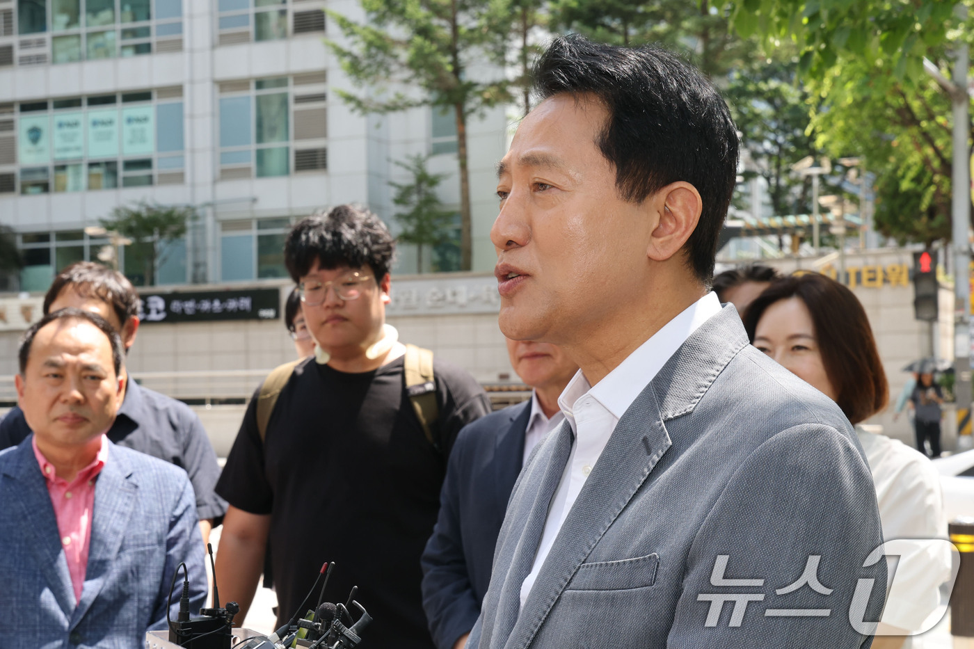 (서울=뉴스1) 이광호 기자 = 오세훈 서울시장이 7일 오후 서울 구로구 디지털로 일대에 조성된 가로숲 정원과 공유정원 대상지를 찾아 현장 점검을 마친뒤 발언하고 있다.   202 …