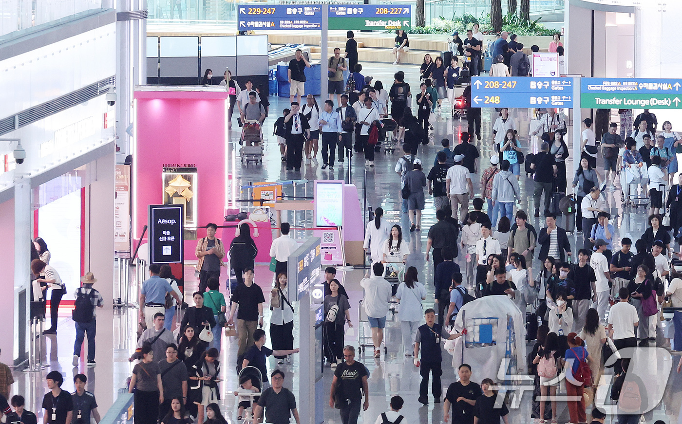 (인천공항=뉴스1) 박지혜 기자 = 7일 오후 인천국제공항 제2여객터미널 면세구역이 여객들로 북적이고 있다. 2001년 개항한 인천국제공항은 개항 25년 3개월 만에 누적여객 10 …
