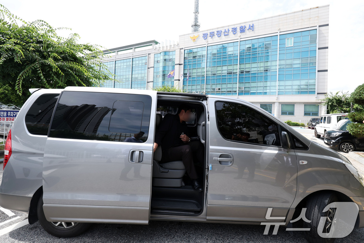 (광주=뉴스1) 이승현 기자 = 장윤기 사건에 대한 경찰의 증거인멸 의혹 등에 대한 강제 수사에 착수한 7일 검찰 수사관들이 광주 광산경찰서를 압수수색 후 나서고 있다.  2026 …