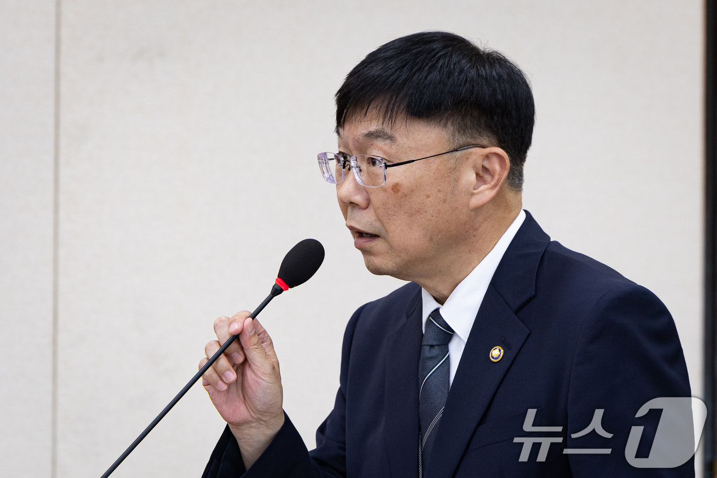 (서울=뉴스1) 유승관 기자 = 안형준 국가데이터처장이 7일 서울 여의도 국회에서 열린 제437회 국회(임시회) 재정경제기획위원회 제1차 전체회의에 출석해 업무보고를 하고 있다. …