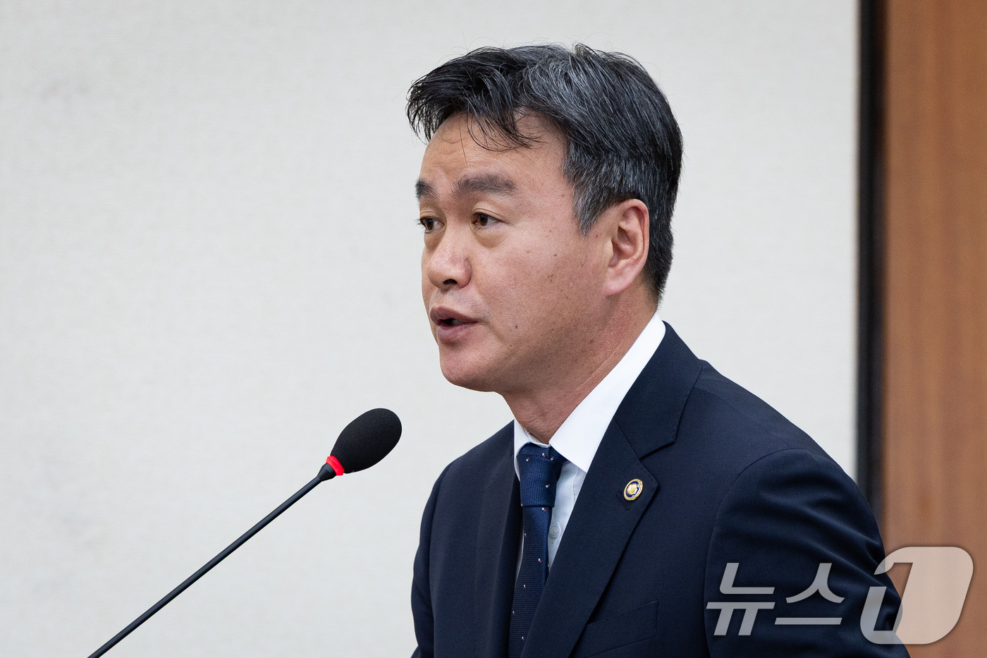 (서울=뉴스1) 유승관 기자 = 이종욱 관세청장이 7일 서울 여의도 국회에서 열린 제437회 국회(임시회) 재정경제기획위원회 제1차 전체회의에 출석해 업무보고를 하고 있다. 202 …
